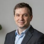 Портрет уверенного российского бизнесмена в студии с мягким освещением на нейтральном размытом фоне